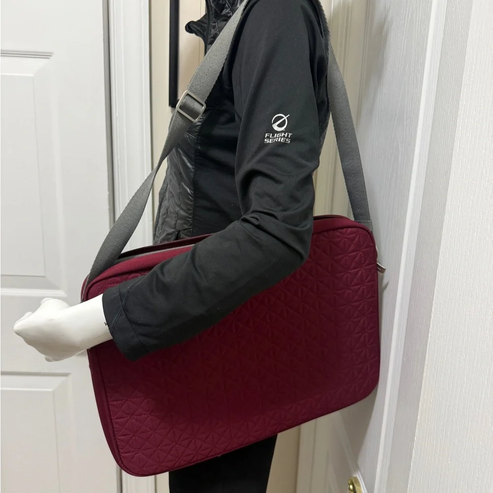 Belkin Quilted Burgundy Laptop Bag in new condition cond